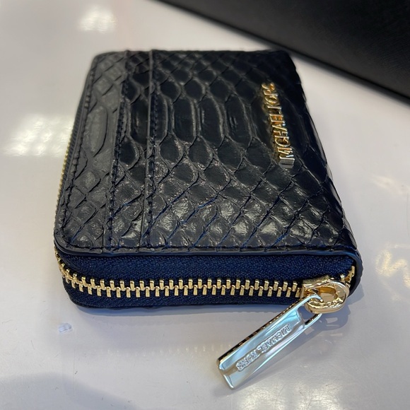 Michael Kors Women Medium Zip Around Card Case Coin Pouch Wallet Black 
NWT - Picture 3 of 16
